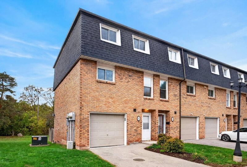 LARGE 3-STOREY TOWNHOUSE UNIT IN HAMILTON